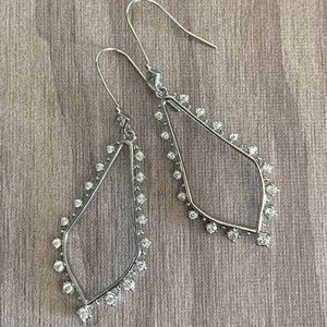 Sold!! NWOT Kendra Scott Silver Bea Drop Earrings